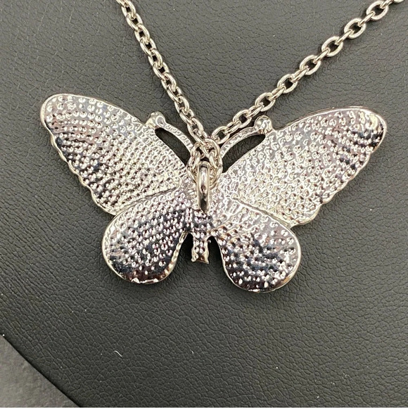 NWOT Butterfly Pendant Necklace win Blue and Red Patriotic - Picture 2 of 9